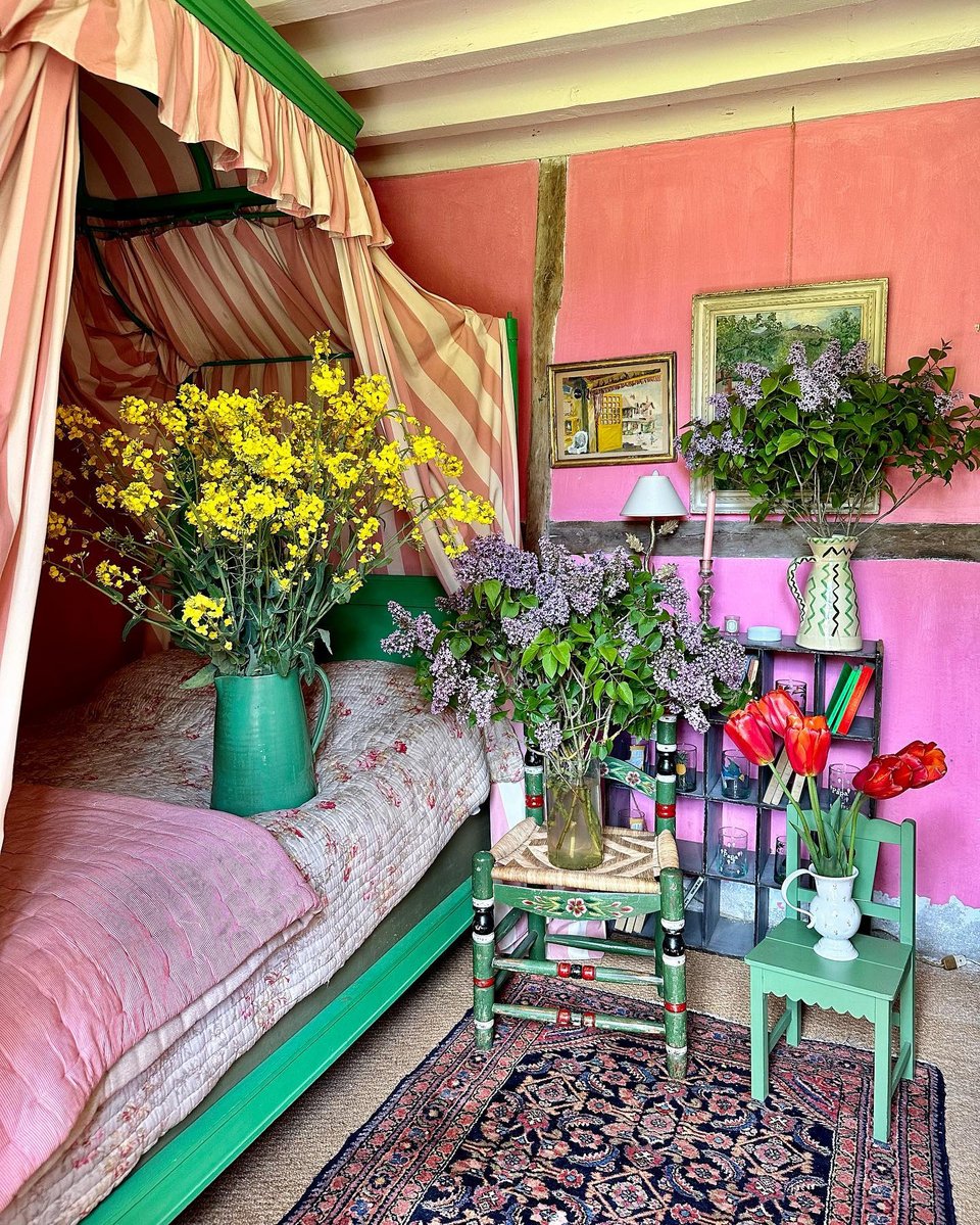 Παλιοί θησαυροί στολίζουν κάθε γωνιά της αγροικίας / Φωτογραφία: marinmontagut/Instagram