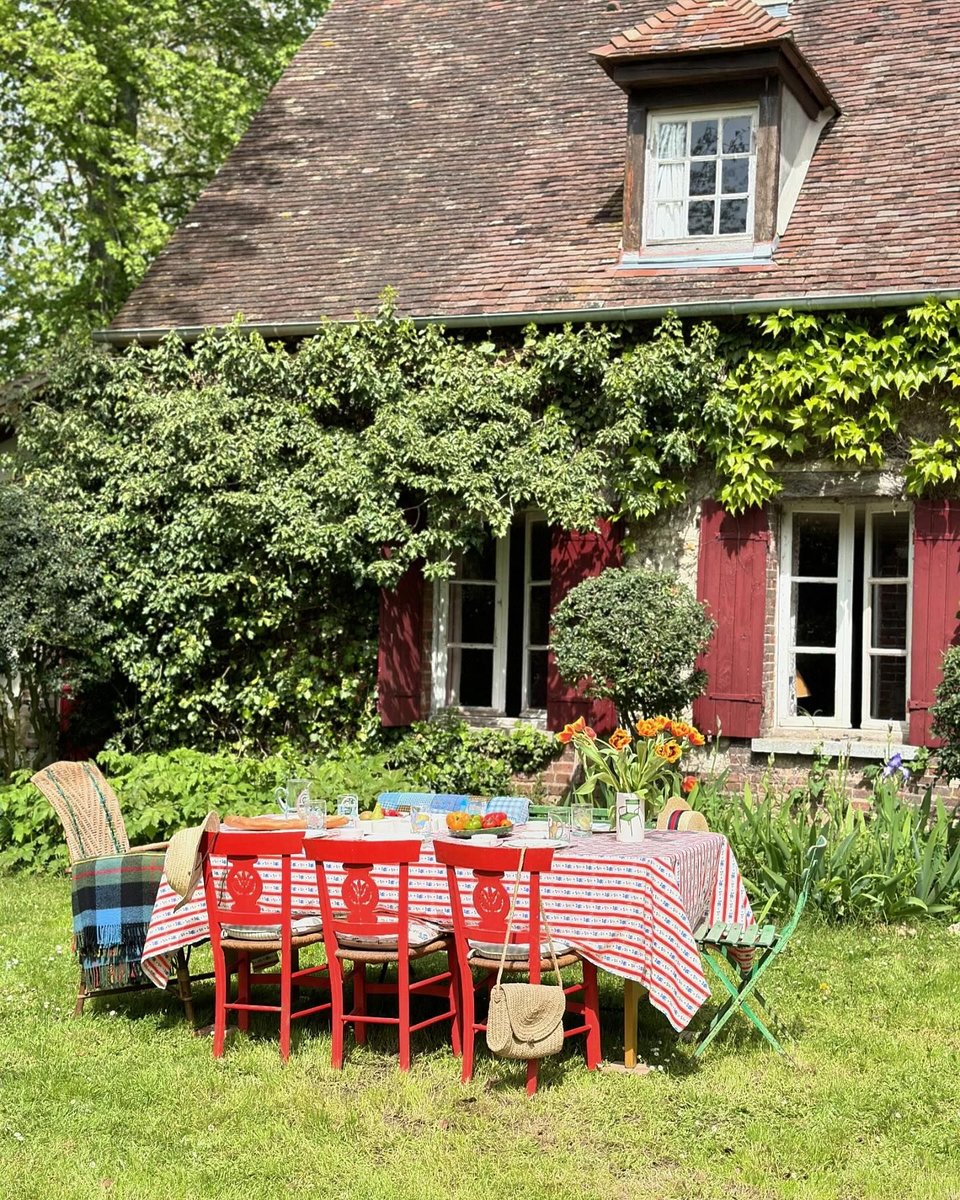Τραπέζι στρωμένο στον ήλιο, στην εξοχική κατοικία του σχεδιαστή Marin Montagut στη Νορμανδία / Φωτογραφία: marinmontagut/Instagram