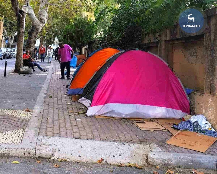 Σε σκηνές στη μέση του δρόμου μένουν παράτυποι μετανάστες στη Ρόδο / rodiaki.gr