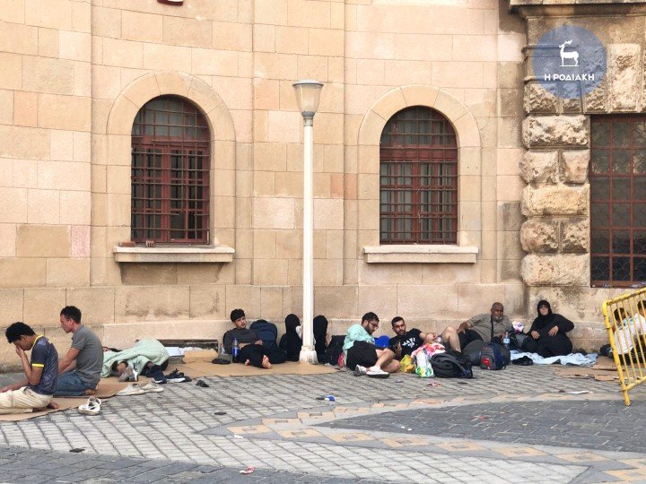 Κοιμούνται ακόμη και πάνω σε χαρτόκουτα οι μετανάστες στη Ρόδο / rodiaki.gr