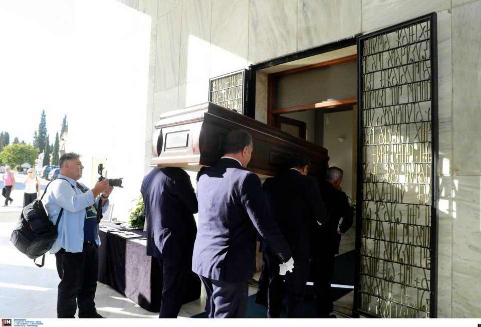 Σε λαϊκό προσκύνημα η σορός του Μίμη Πλέσσα