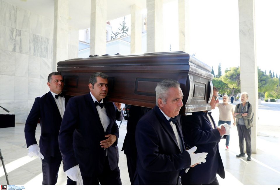 Σε λαϊκό προσκύνημα η σορός του Μίμη Πλέσσα