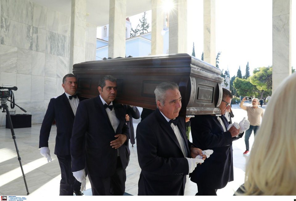 Σε λαϊκό προσκύνημα η σορός του Μίμη Πλέσσα