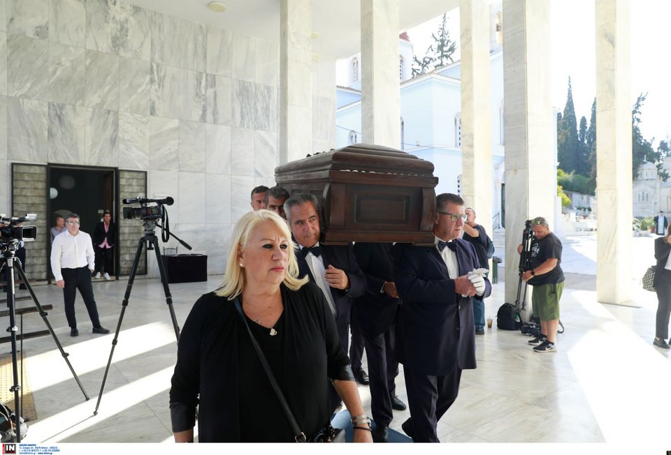 Σε λαϊκό προσκύνημα η σορός του Μίμη Πλέσσα