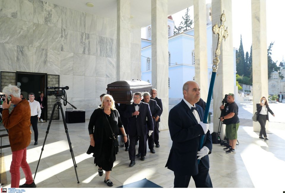 Σε λαϊκό προσκύνημα η σορός του Μίμη Πλέσσα