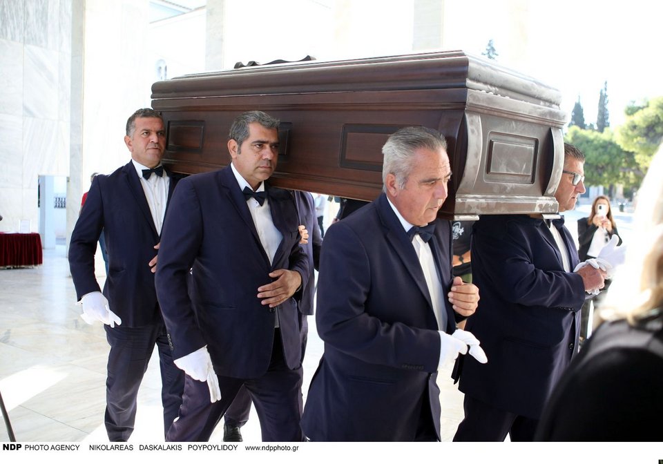 Σε λαϊκό προσκύνημα η σορός του Μίμη Πλέσσα