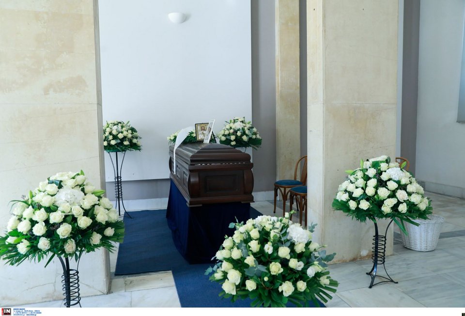 Σε λαϊκό προσκύνημα η σορός του Μίμη Πλέσσα