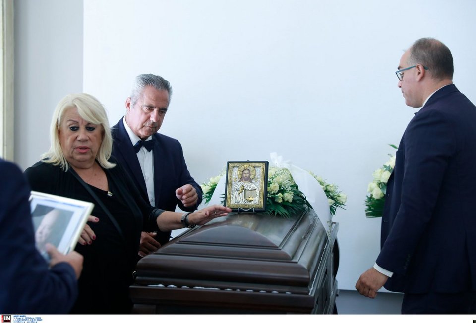 Σε λαϊκό προσκύνημα η σορός του Μίμη Πλέσσα