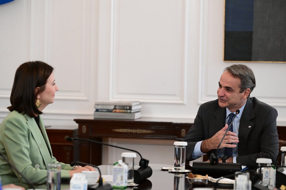 Κυριάκος Μητσοτάκης και Ιλιάνα Ιβάνοβα / Φωτογραφία: ΤΑΤΙΑΝΑ ΜΠΟΛΑΡΗ/EUROKINISSI