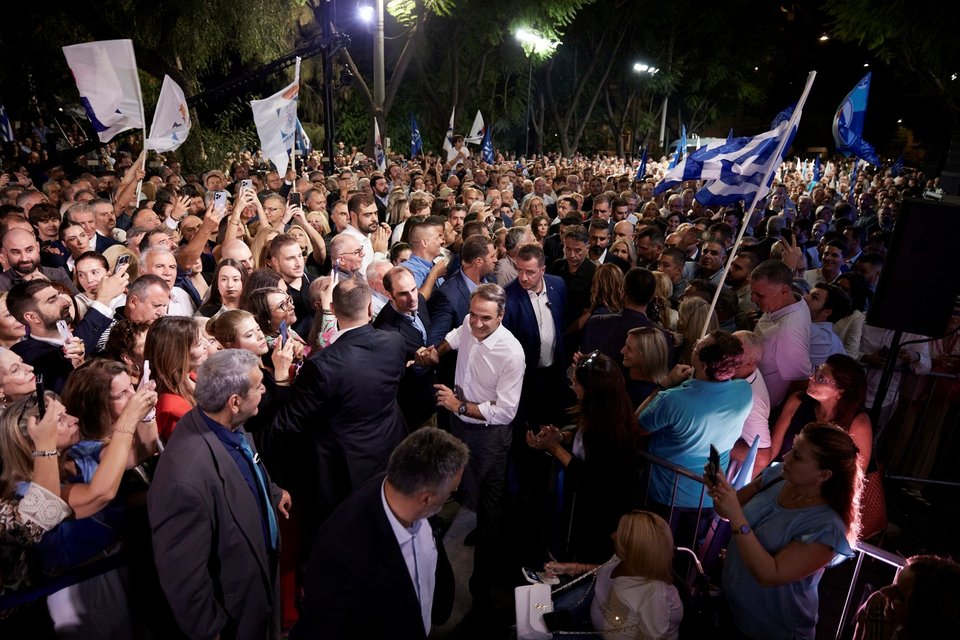 Ο Κυριάκος Μητσοτάκης ανεβαίνει στην εξέδρα χαιρετώντας τους πολίτες