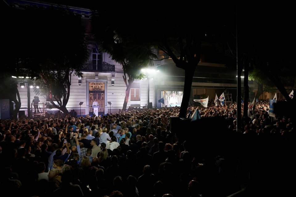 Κατάμεστη η Ρηγίλλης από κόσμο για τα πεντηκοστά γενέθλια της Νέας Δημοκρατίας