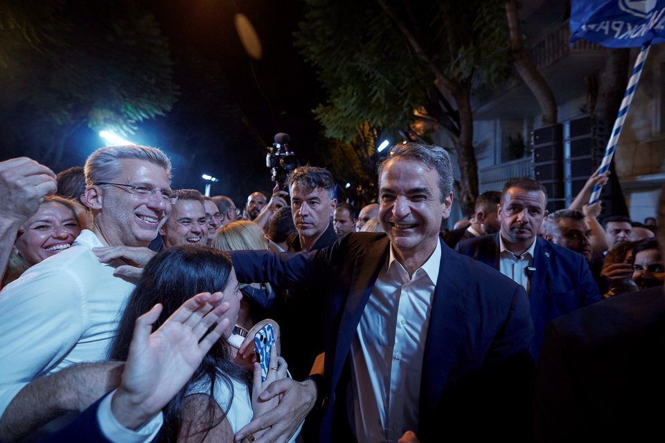 Ο Κυριάκος Μητσοτάκης χαιρετά τον υπουργό Επικρατείας Άκη Σκέρτσο