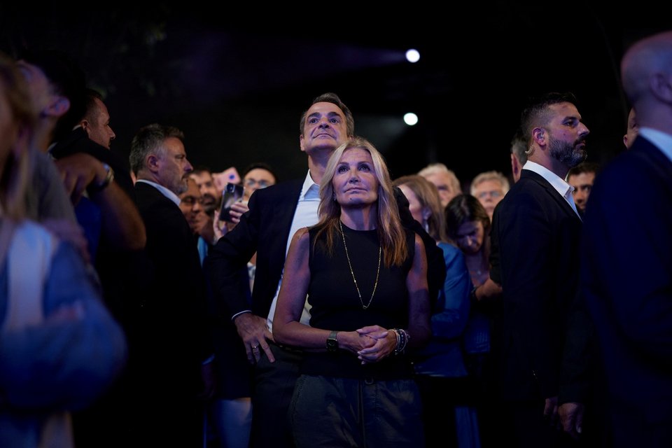 Κυριάκος και Μαρέβα Μητσοτάκη παρακολουθούν το βίντεο με την ιστορία της Νέας Δημοκρατίας