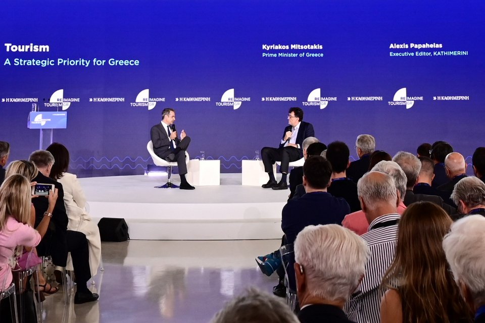 Ο Κυριάκος Μητσοτάκης συνομιλεί με τον Αλέξη Παπαχελά στο REIMAGINE TOURISM IN GREECE / ΜΙΧΑΛΗΣ ΚΑΡΑΓΙΑΝΝΗΣ/EUROKINISSI
