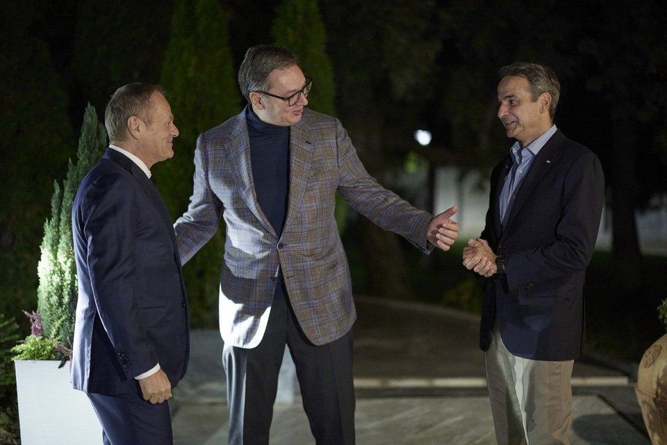Ο Κυριάκος Μητσοτάκης με τον Σέρβο πρόεδρο Αλεξάνταρ Βούτσιτς και τον πρωθυπουργό της Πολωνίας Ντόναλντ Τουσκ / Φωτογραφία: ΓτΠ / Δημήτρης Παπαμήτσος