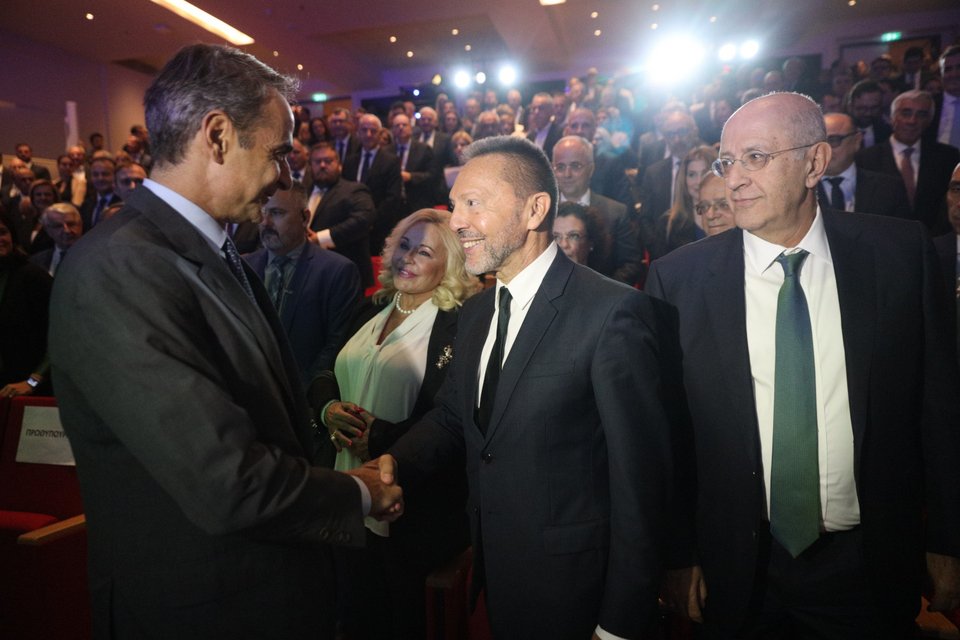 Κυριάκος Μητσοτάκης και Γιάννης Στουρνάρας σε τετ α τετ λίγο πριν από την έναρξη της εκδήλωσης / Φωτογραφία: Eurokinissi, ΓΙΑΝΝΗΣ ΠΑΝΑΓΟΠΟΥΛΟΣ
