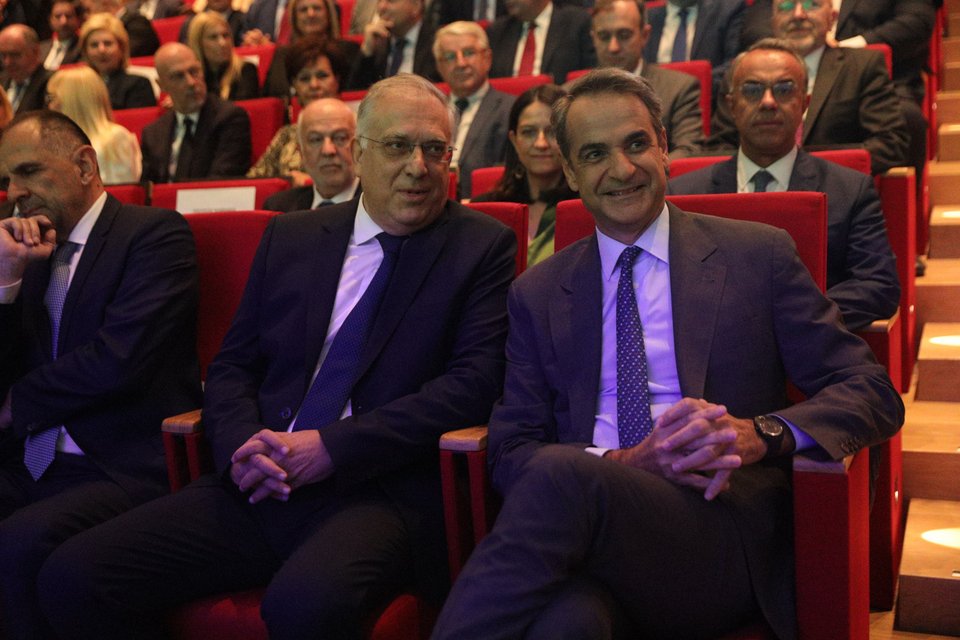 O πρωθυπουργός με τον Τάκη Θεοδωρικάκο πριν από την έναρξη της παρουσίασης / Φωτογραφία: Eurokinissi