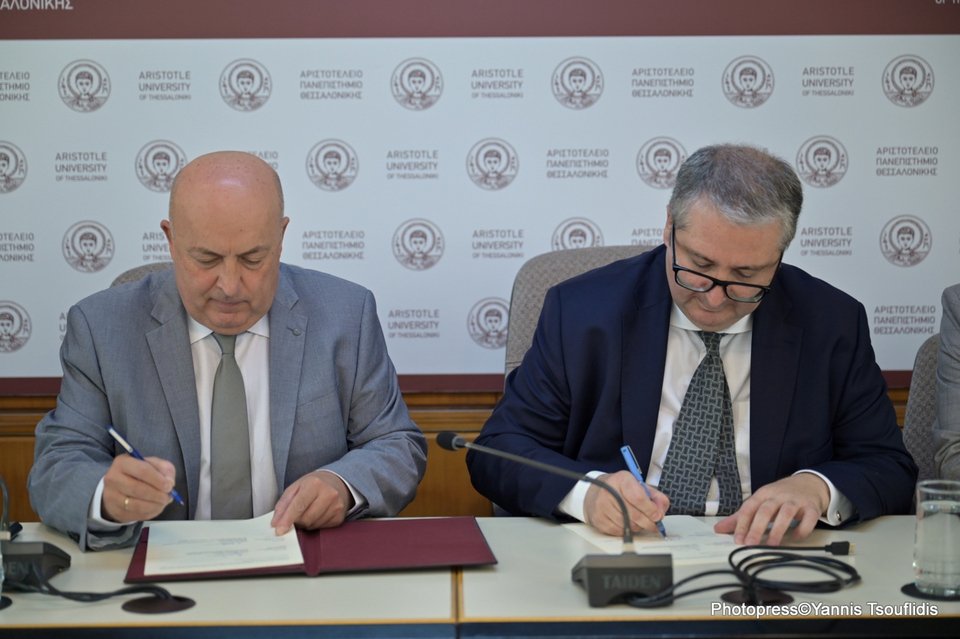 Μνομόνιο συνεργασίας υπέγραψαν ο πρύτανης του Αριστοτελείου Χαράλαμπος Φείδας και ο Διευθύνων Σύμβουλος της Intracom Telecom, Kartlos Edilashvili.