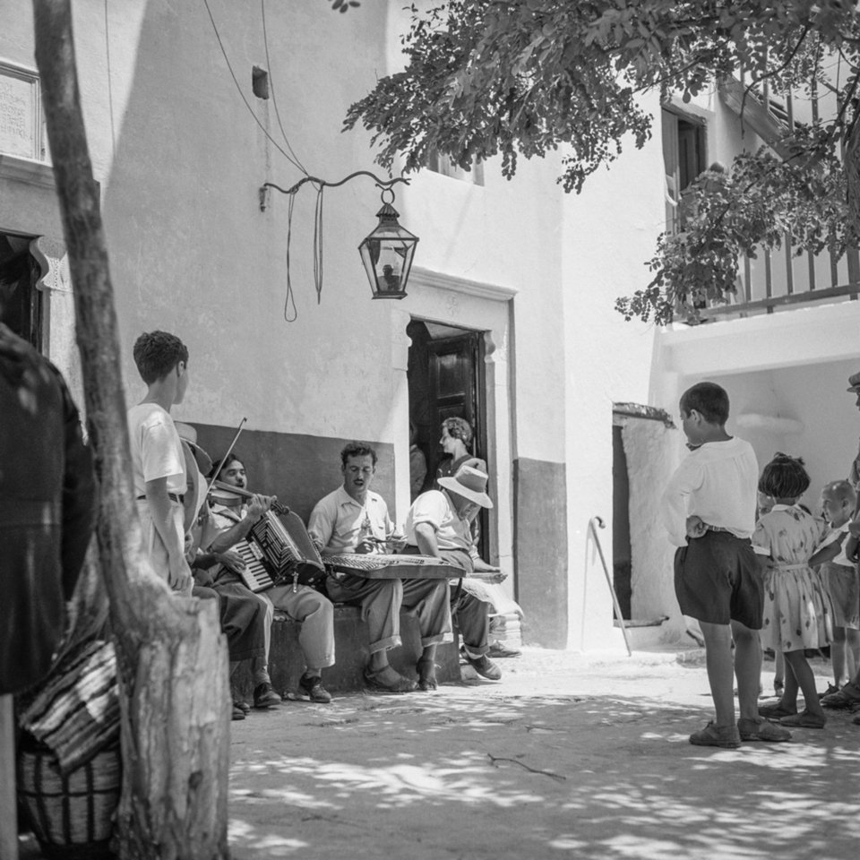 Oταν ο Robert McCabe φωτογράφιζε τις Κυκλάδες