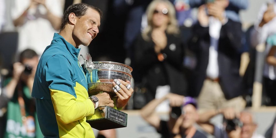 Ο Ναδάλ με το 14ο τρόπαιο του Roalnd Garros, το οποίο κατέκτησε το 2022