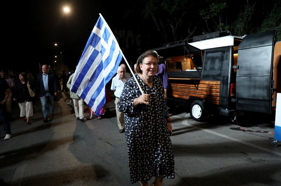 Η Λίνα Μενδώνη με μια ελληνική σημαία -Φωτογραφία: ΑΠΕ-ΜΠΕ/ΓΙΩΡΓΟΣ ΒΙΤΣΑΡΑΣ