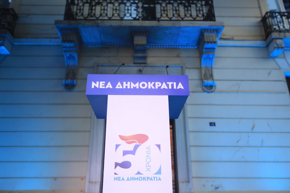Το πόντιουμ που στήθηκε έξω από τη Ρηγίλλης
