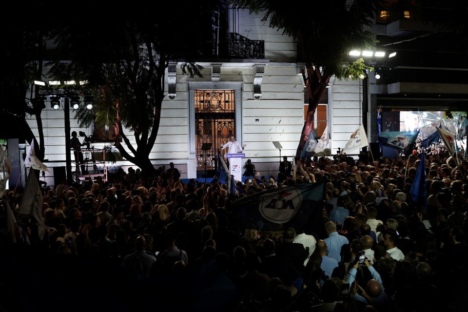 Κατάμεστη η Ρηγίλλης από κόσμο για τα πεντηκοστά γενέθλια της Νέας Δημοκρατίας