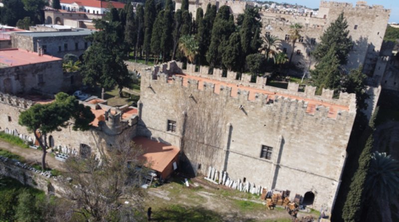 Γενική άποψη του κτηριακού συγκροτήματος του Νομισματοκοπείου από τα βορειοανατολικά. Διακρίνεται, στο βάθος, το παλάτι του Μεγάλου Μαγίστρου.