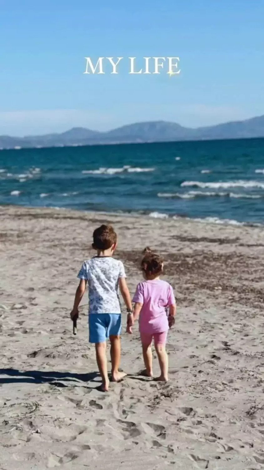 Η Αθηνά Οικονομάκου επισκέφθηκε το Γύθειο μαζί με τα παιδιά της