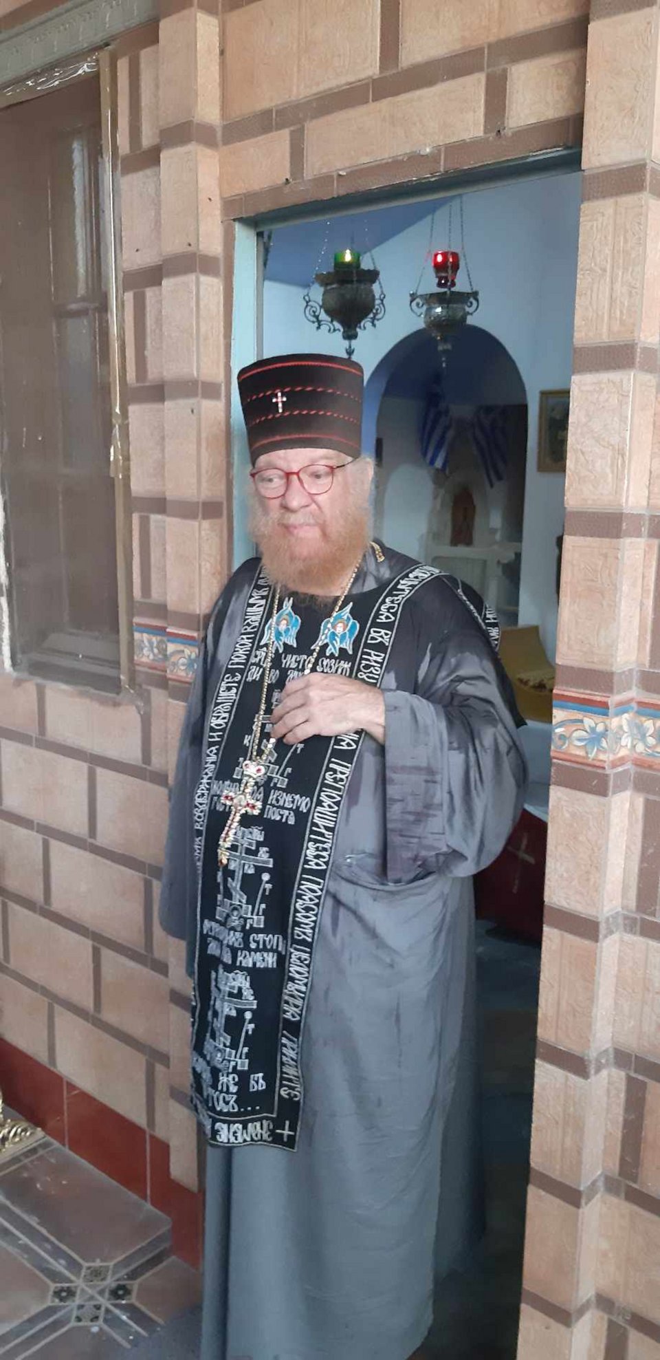 «Ποιος θα δώσει 800 ευρώ σε έναν παπά για ένα ξεμάτιασμα. Αυτά τα έχει βγάλει μια τρελή από εδώ. Αν είναι ποτέ δυνατόν» λέει στο iefimerida