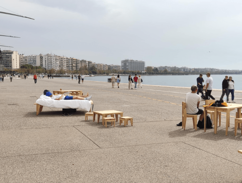 Οι τελευταίοι επισκέπτες τους στην παραλία, στο ύψος του Μακεδονία Παλλάς, δεν λένε να σηκωθούν