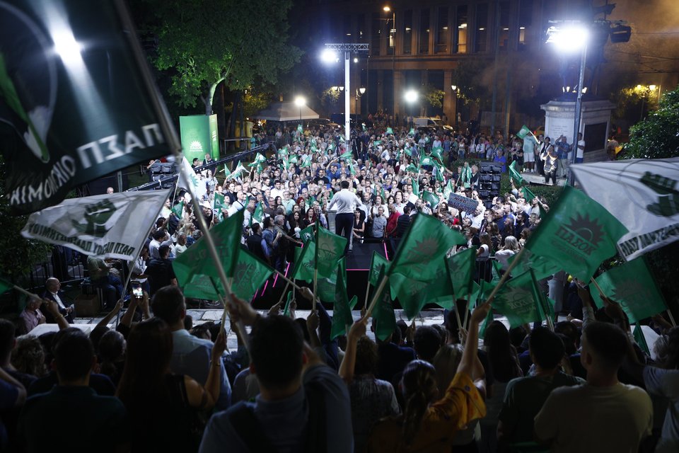 Φίλοι του ΠΑΣΟΚ έξω από την Παλιά Βουλή στην ομιλία του Νίκου Ανδρουλάκη / Φωτογραφία: eurokinissi -ΔΗΜΗΤΡΟΠΟΥΛΟΣ ΣΩΤΗΡΗΣ