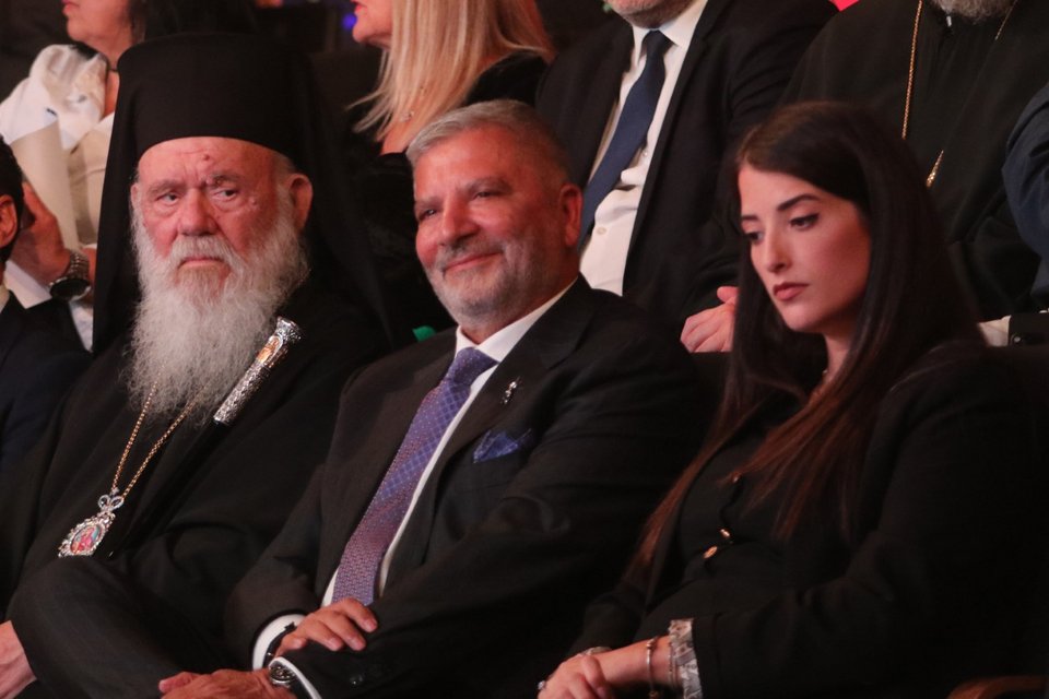 Ο Γιώργος Πατούλης και η σύντροφός του, μαζί με τον Αρχιεπίσκοπο Ιερώνυμο