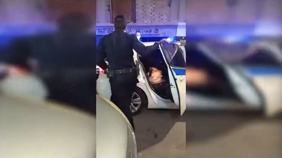 Ο τραυματισμένος σκύλος μέσα στο περιπολικό / OPEN / Glomex