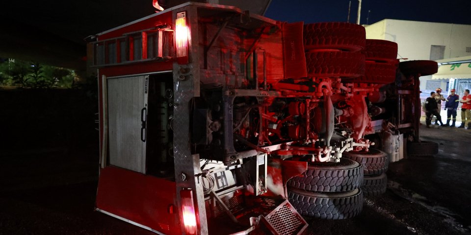 Τραγωδία με έναν νεκρό στην ανατροπή πυροσβεστικού οχήματος στον Ασπρόπυργο -Φωτογραφία: ΓΙΩΡΓΟΣ ΚΟΝΤΑΡΙΝΗΣ / EUROKINISSI