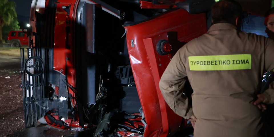 Τραγωδία με έναν νεκρό στην ανατροπή πυροσβεστικού οχήματος στον Ασπρόπυργο / Φωτογραφία: ΓΙΩΡΓΟΣ ΚΟΝΤΑΡΙΝΗΣ / EUROKINISSI