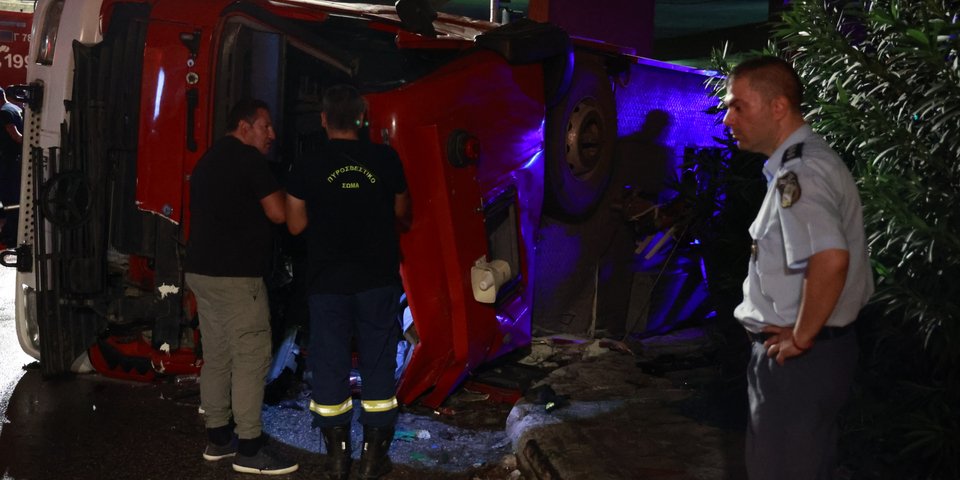 Τραγωδία με έναν νεκρό στην ανατροπή πυροσβεστικού οχήματος στον Ασπρόπυργο / Φωτογραφία: ΓΙΩΡΓΟΣ ΚΟΝΤΑΡΙΝΗΣ / EUROKINISSI