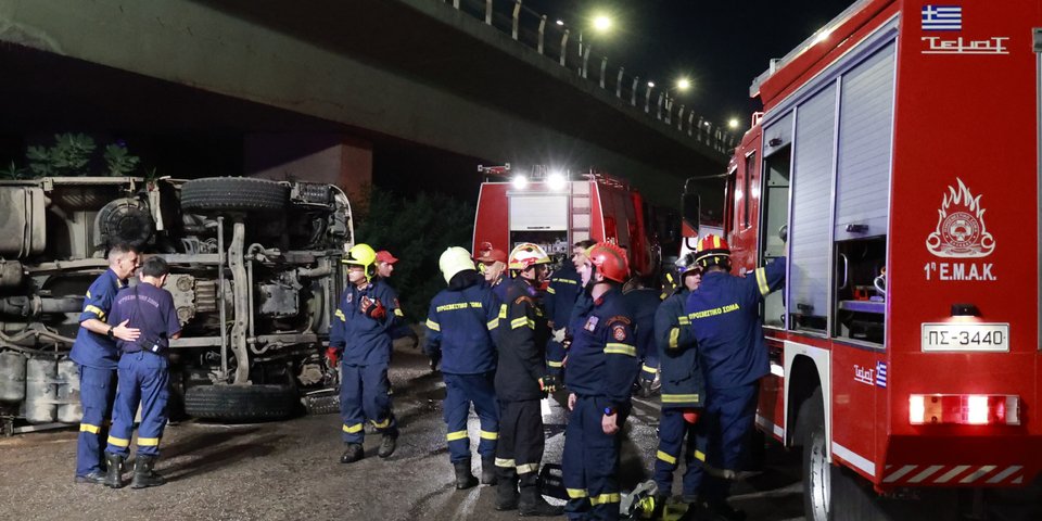 Τραγωδία με έναν νεκρό στην ανατροπή πυροσβεστικού οχήματος στον Ασπρόπυργο / Φωτογραφία: ΓΙΩΡΓΟΣ ΚΟΝΤΑΡΙΝΗΣ / EUROKINISSI