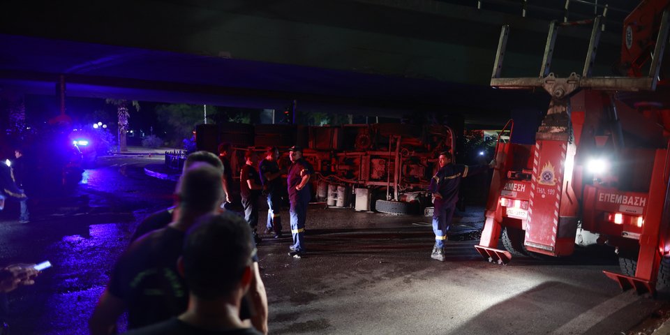 Τραγωδία με έναν νεκρό στην ανατροπή πυροσβεστικού οχήματος στον Ασπρόπυργο / Φωτογραφία: ΓΙΩΡΓΟΣ ΚΟΝΤΑΡΙΝΗΣ / EUROKINISSI