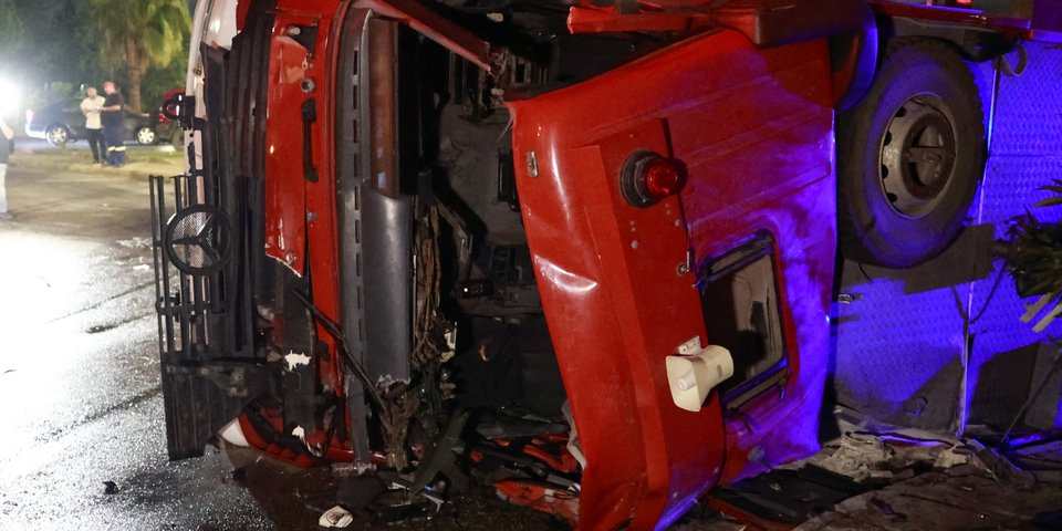 Τραγωδία με έναν νεκρό στην ανατροπή πυροσβεστικού οχήματος στον Ασπρόπυργο / Φωτογραφία: ΓΙΩΡΓΟΣ ΚΟΝΤΑΡΙΝΗΣ / EUROKINISSI