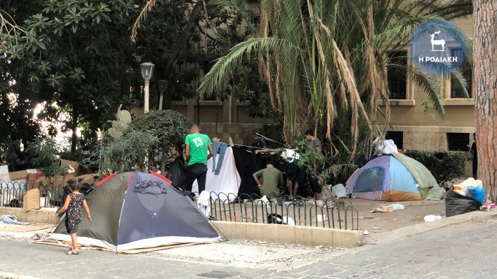 Σε σκηνές στη μέση του δρόμου μένουν παράτυποι μετανάστες στη Ρόδο / rodiaki.gr