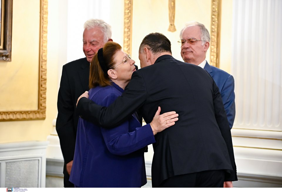 Η Λίνα Μενδώνη χαιρετά τον Γιώργο Γεραπετρίτη, πίσω της αριστερά ο Παναγιώτης Πικραμμένος, δεξιά ο Κώστας Τασούλας / Φωτογραφία: Intimenews-ΒΛΑΣΣΟΠΟΥΛΟΥ ΙΣΜΗΝΗ