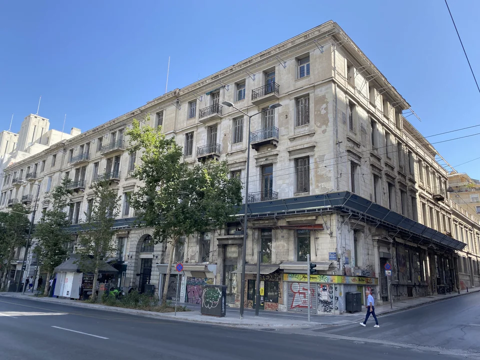 Χτισμένο από τον αρχιτέκτονα Ερνέστο Τσίλλερ (1837-1923) το 1890 για την οικογένεια του ερασιτέχνη αρχαιολόγου Ερρίκου Σλήμαν, το μέγαρο Σλήμαν-Μελά ξεκίνησε τη ζωή του ως συγκρότημα οικογενειακών κατοικιών