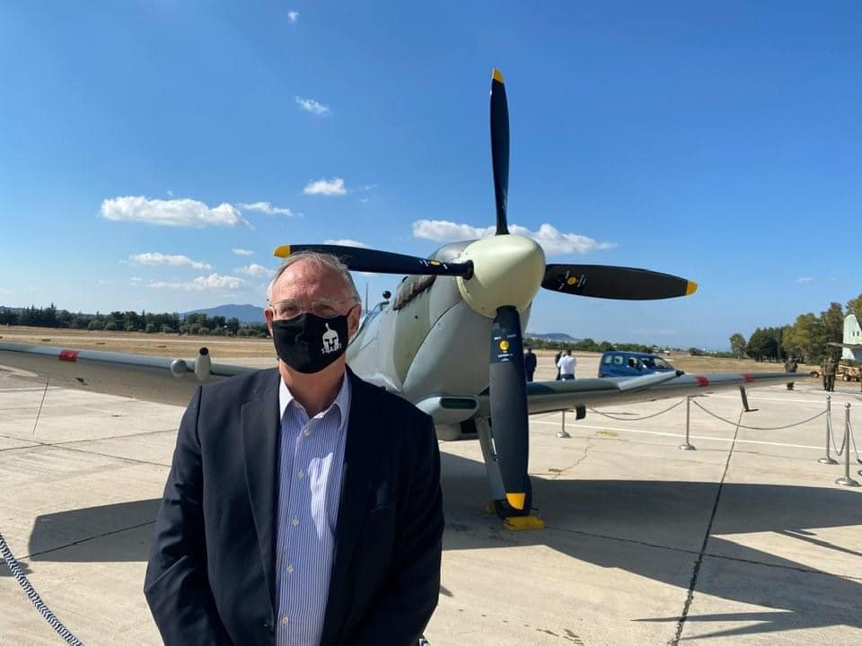 Ο Πέτρος Δούκας μπροστά από το θρυλικό Spitfire