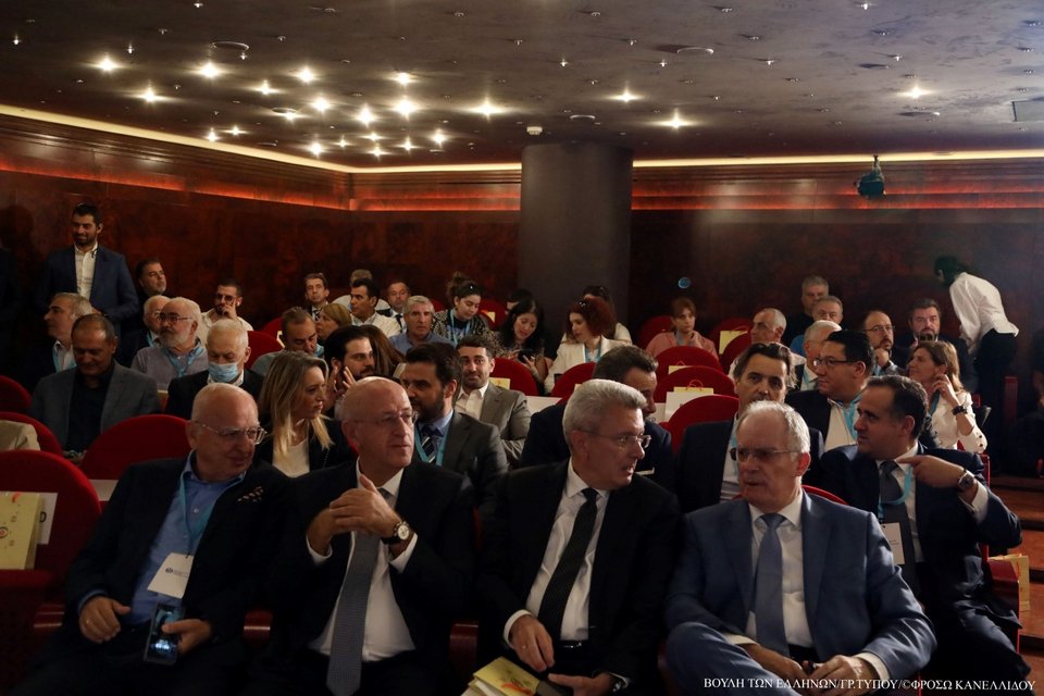 Ο πρόεδρος της Βουλής Κ. Τασούλας με τον πρόεδρο της ΕΙΗΕΑ Ν. Χατζηνικολάου και τον πρόεδρο του ΣΕΒ Σπ. Αλεξόπουλου