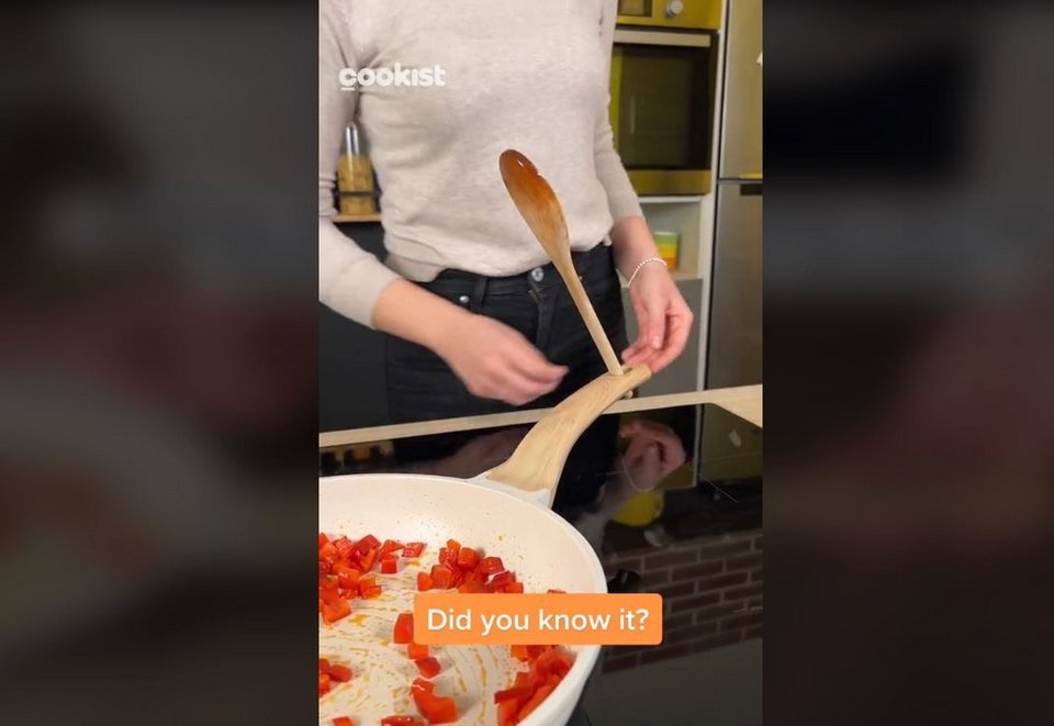 Σύμφωνα με τον λογαριασμό Cookist Wow, η τρύπα είναι για να τοποθετείτε το κουτάλι σας όσο μαγειρεύετε