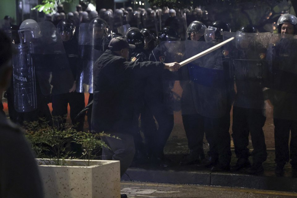Αστυνομικές δυνάμεις στα Τίρανα απωθούν διαδηλωτές / Φωτογραφία AP