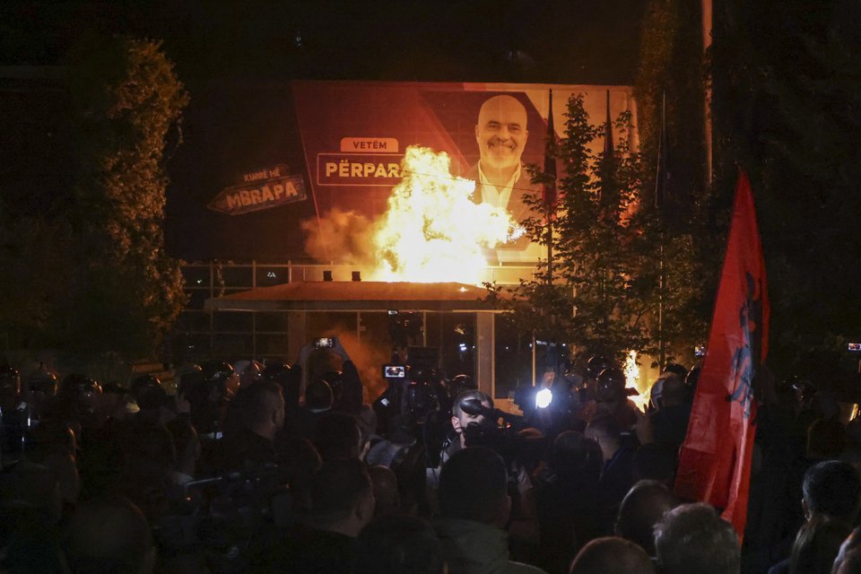 Διαδηλωτές ζητούν την παραίτηση του Έντι Ράμα / Φωτογραφία AP