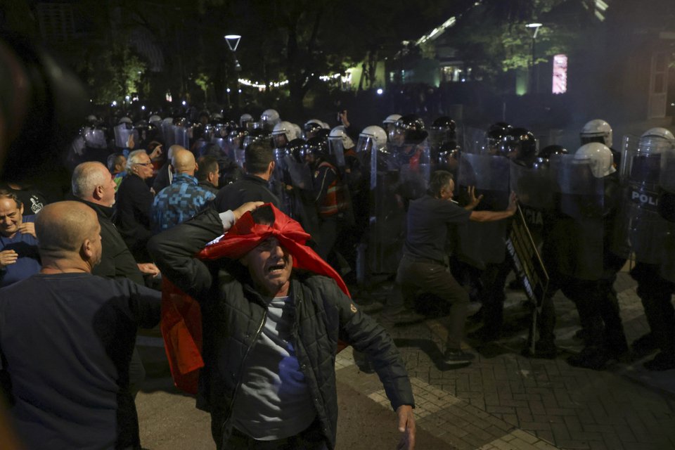 Σοβαρά επεισόδια στα Τίρανα / Φωτογραφία AP