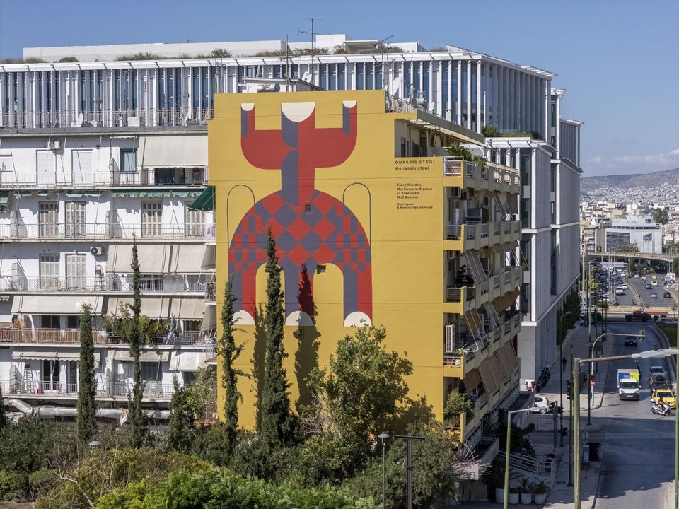Παραπέμποντας στις θεές με τα υψωμένα χέρια σε στάση ικεσίας που εκτίθενται στο Αρχαιολογικό Μουσείο Ηρακλείου, η αστική θεά της Ψυλλάκη στέκει αγέρωχη και επιβλητική